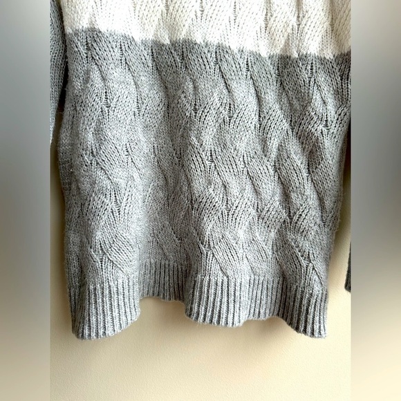 A. New. Day. Cable Knit Sweater Block Coloring White Grey Crew Neck Size Medium - Picture 4 of 9